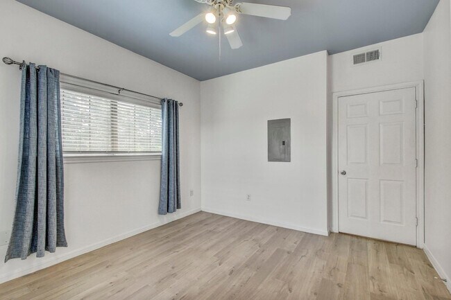 Building Photo - 2320 Gracy Farms Ln