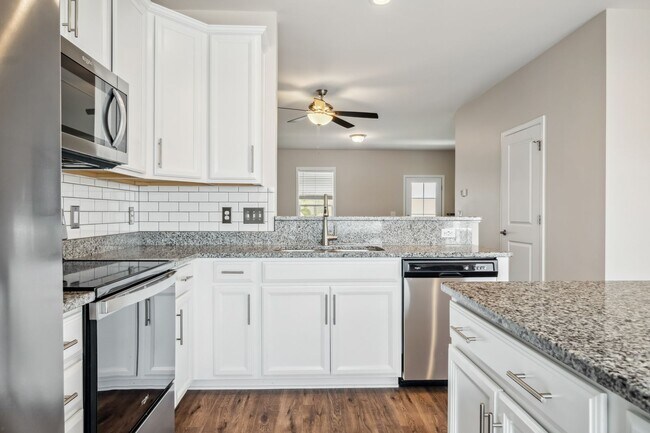 Building Photo - 3 bed/ 3 1/2 bath.  Dog Friendly.