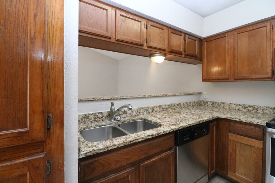 Building Photo - 2006 Twisted Oak Cir