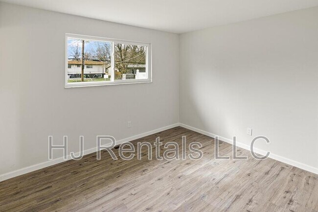 Building Photo - 650 Sherwood Dr