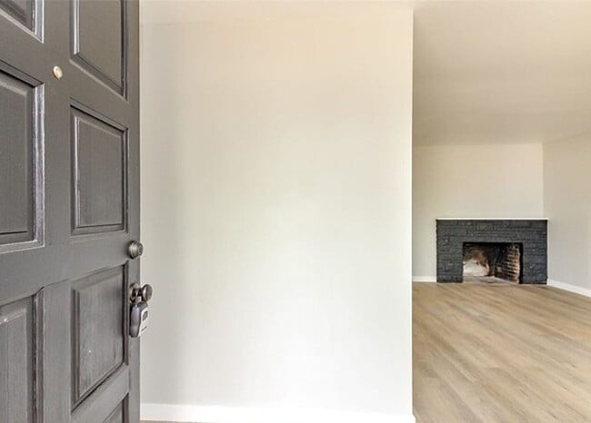 Building Photo - Beautiful 3 Bedroom Home on Spacious Lot in Federal Way