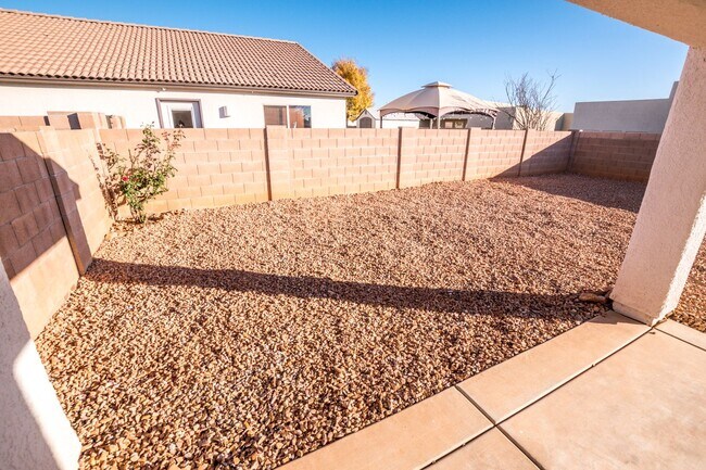 Building Photo - 4 Bedroom, 2 Bath, Split Floor Plan, 2 Car Garage, Central A/C