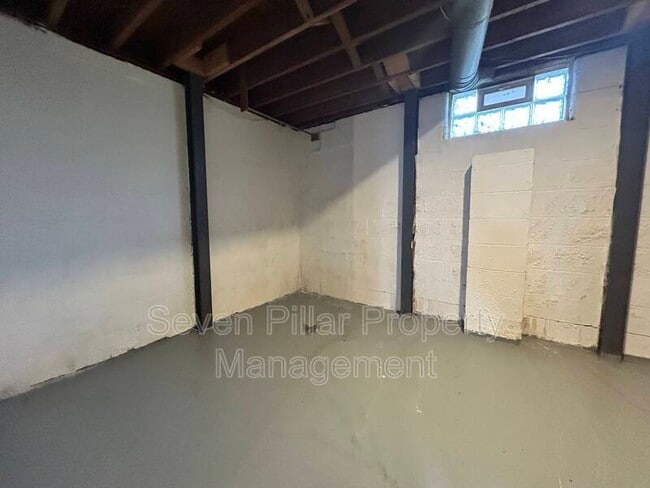 Building Photo - 323 S Napoleon Ave
