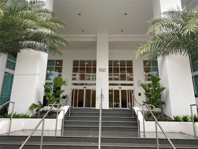 Primary Photo - 950 Brickell Bay Dr