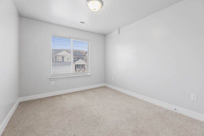 Building Photo - 6 Bedroom 3.5 Bathroom House in Saratoga Springs!