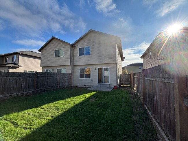 Building Photo - 3 Bedroom 2.5 Bath Duplex