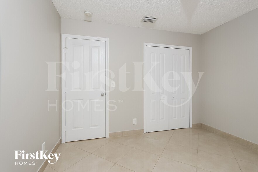 Building Photo - 6321 Hollywood St