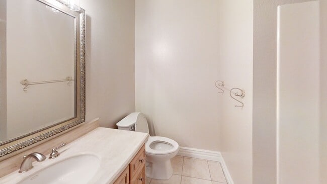 Building Photo - Gorgeous 3bd/2.5 bath in East Bluff!
