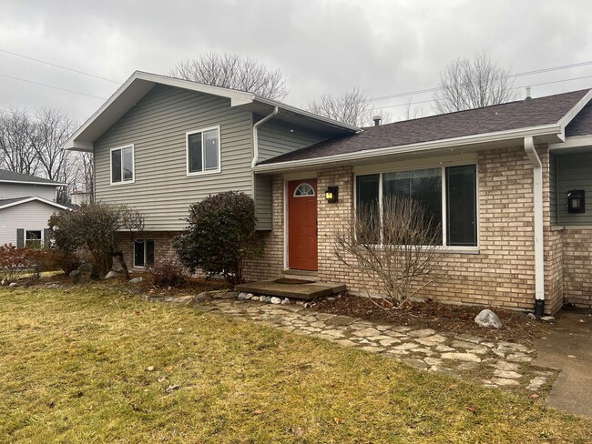 Primary Photo - 10571 Center Rd