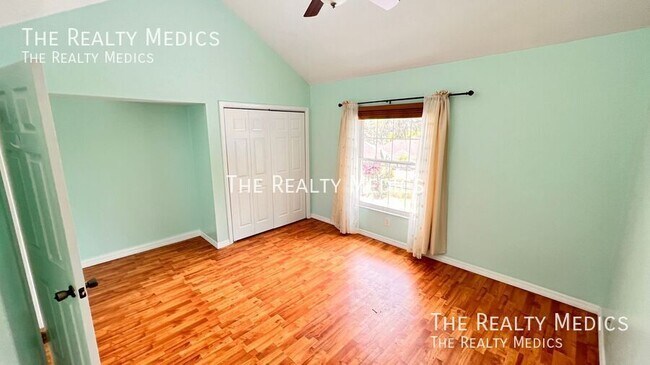 Building Photo - 1220 Villa Ln