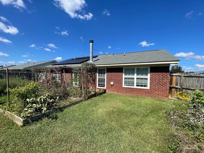 Building Photo - Nice Brick 3/2 House in Garden Lakes- $1,495