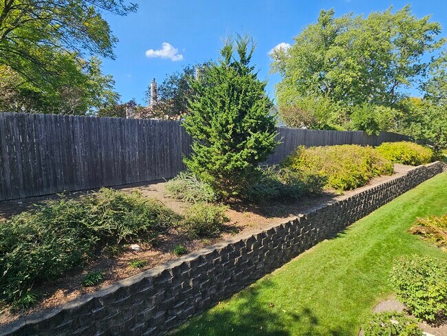Building Photo - 1120 Woodbury Ln