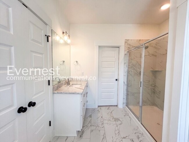 Building Photo - 3 Bed/2 Bath Home with Garage / Pet-Friendly / Available Now!
