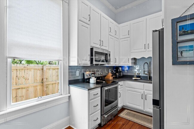 Building Photo - Beautiful Victorian Home in the Heart of S...