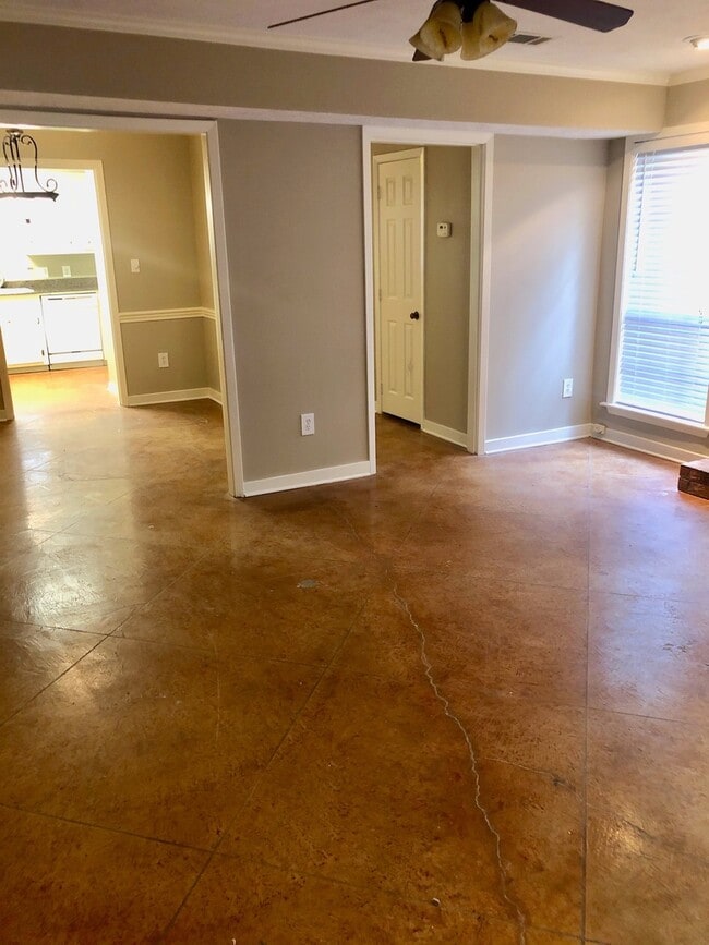 Building Photo - 2 bed, 1.5 bath in Brandon!