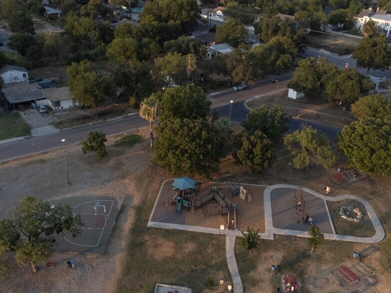 Building Photo - 1826 W French Pl