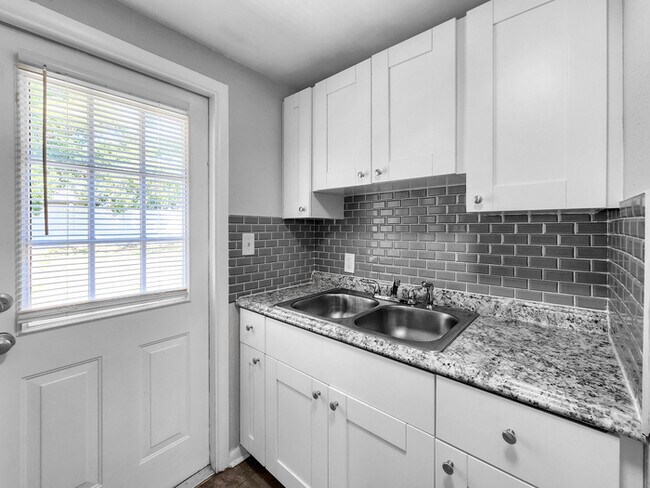 Building Photo - 4 Bedroom Home in Clearwater, FL