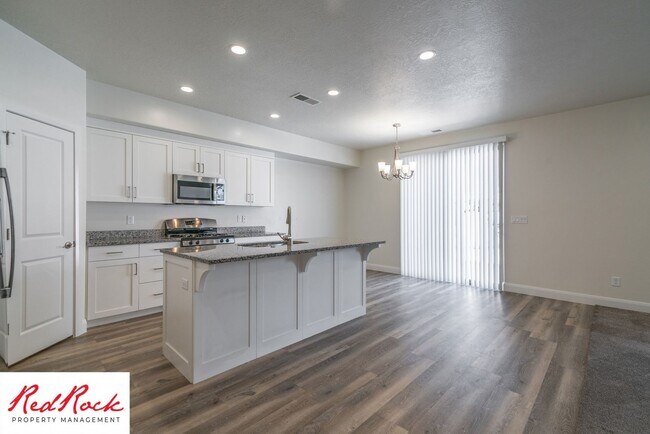 Building Photo - Modern Townhome in Desirable Hurricane Hei...