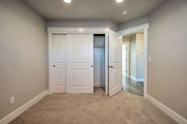 Building Photo - Incredible 6 bedroom Rambler in West Jordan