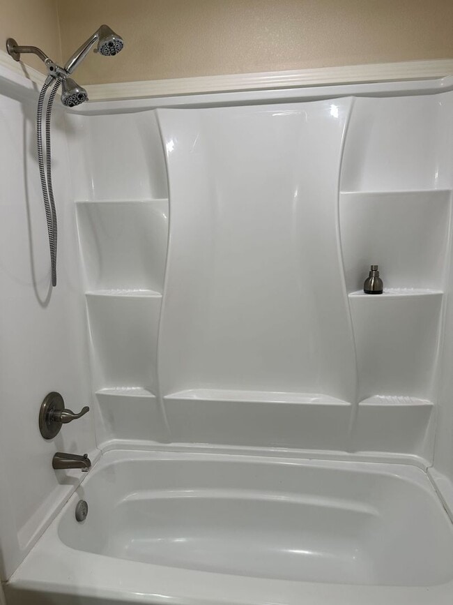 Building Photo - Comfortable 2-Bedroom Unit in North Sacram...