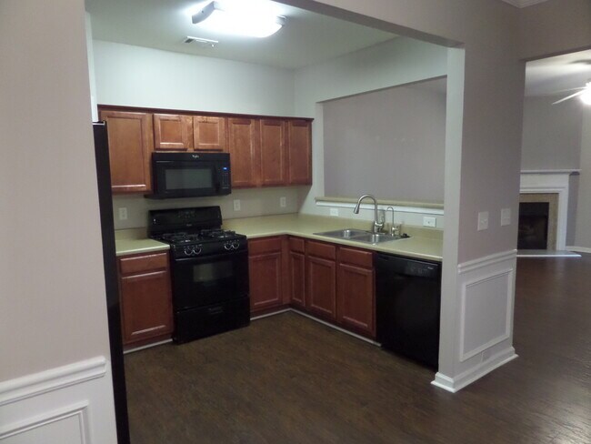 Building Photo - Rare 2 bed 2.5 bath  located in Kennesaw m...