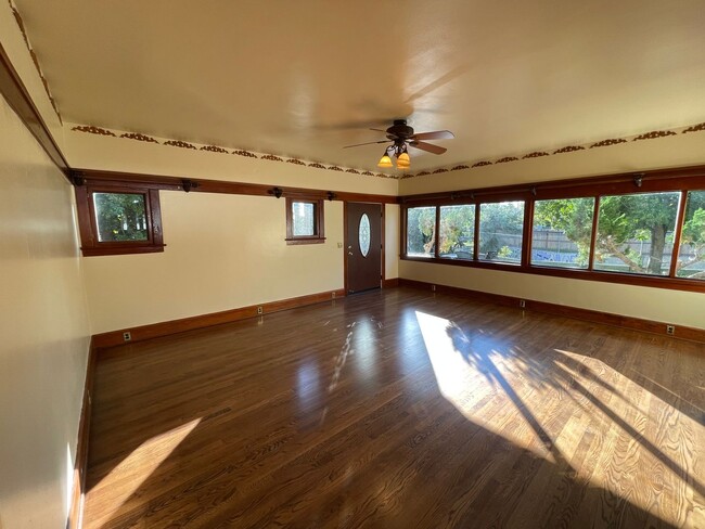 Building Photo - BEAUTIFUL CRAFTSMAN HOME IN SPRING VALLEY