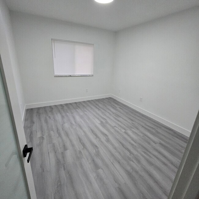 Building Photo - 4276 NE 26th Ct