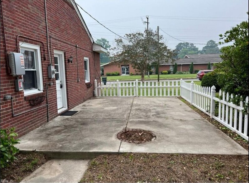 Building Photo - 2754 Greendale Ave