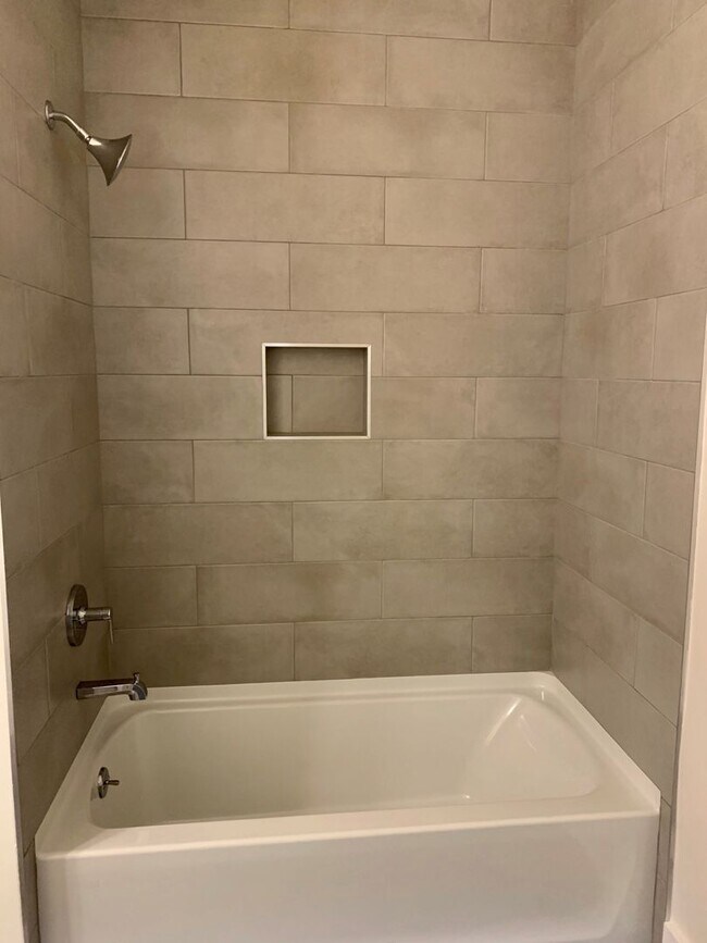 Building Photo - Luxurious 1-Bedroom Apartment in Olde Kens...