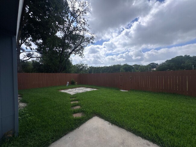 Building Photo - Newly Remodeled 3 Bd | 2 Ba | 2 Car Garage in NW Oxbox! Move In Ready!