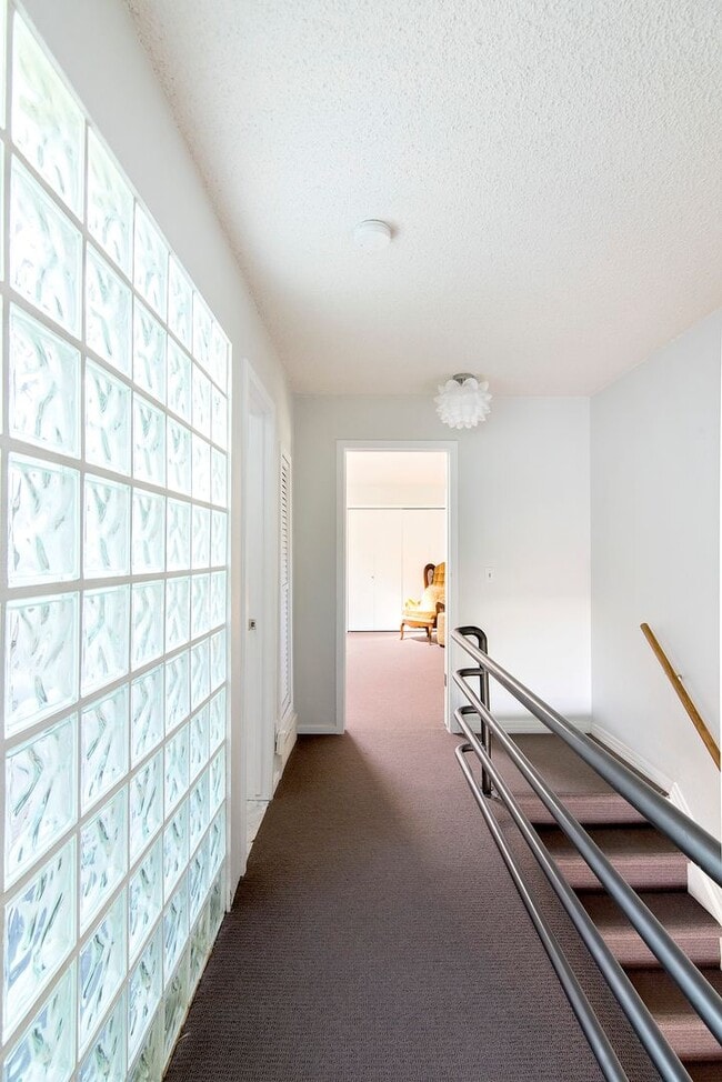 Building Photo - Super fun remodeled Apartment
