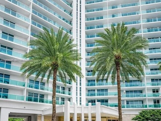 Building Photo - 100 Bayview Dr