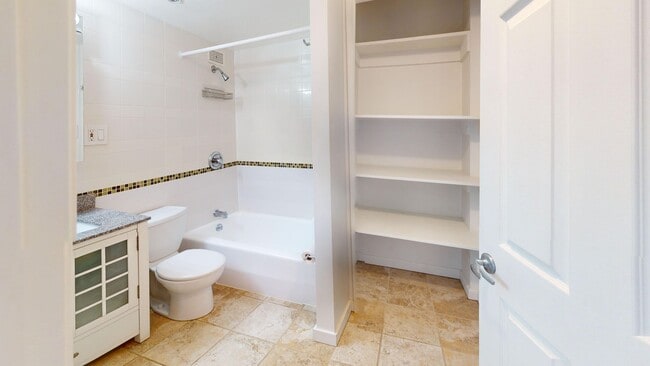 Building Photo - Dupont Circle One Bedroom W/Off Street Par...