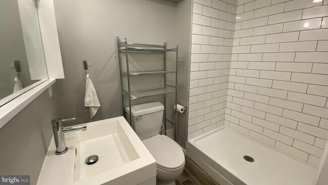 Building Photo - 2321 E Cabot St