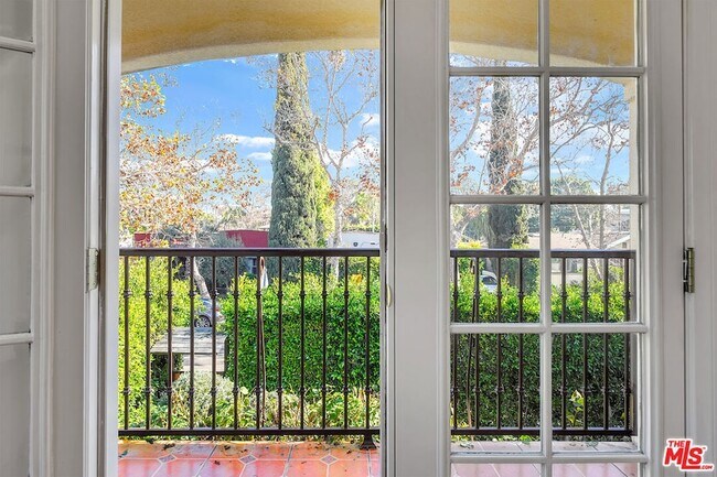 Building Photo - 743 N Las Palmas Ave