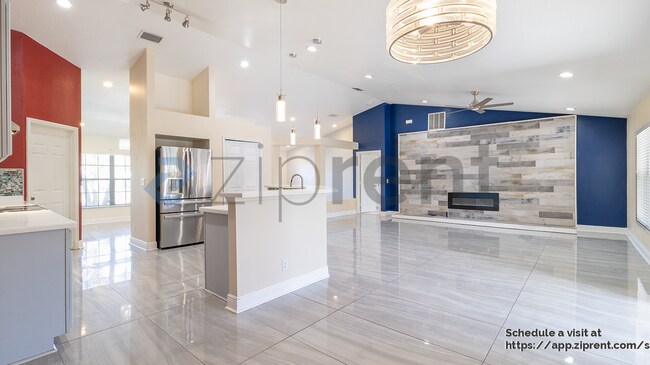 Building Photo - 714 SW Sardinia Ave