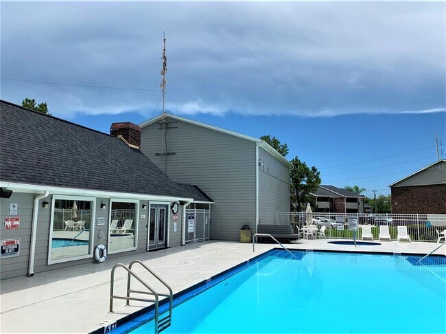 Building Photo - 1400 Gandy Blvd N