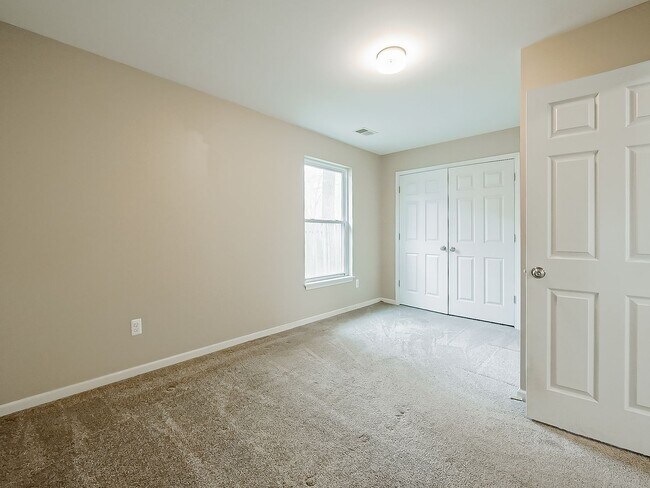 Building Photo - Lake Living at Its Finest in Keego Harbor!