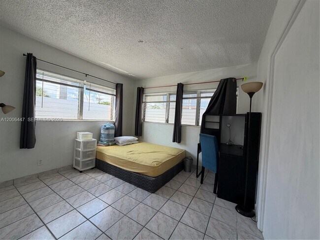 Building Photo - 1430 NE 170th St