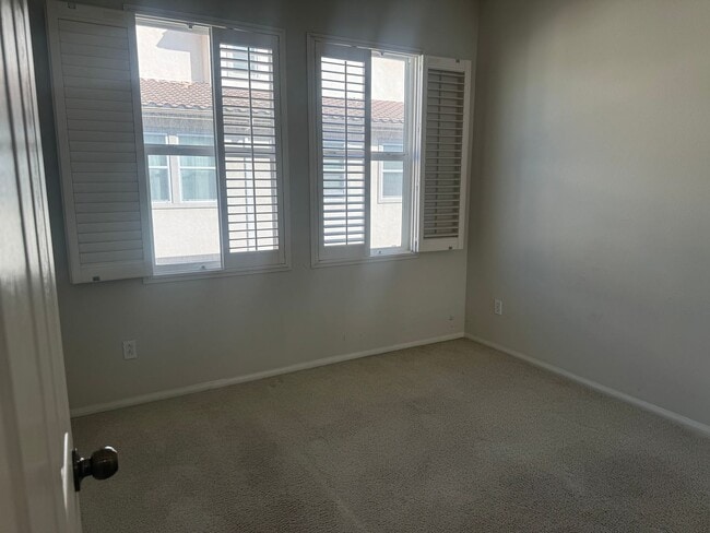 Building Photo - ONE MONTH FREE RENT! Beautiful 4 bedroom, ...