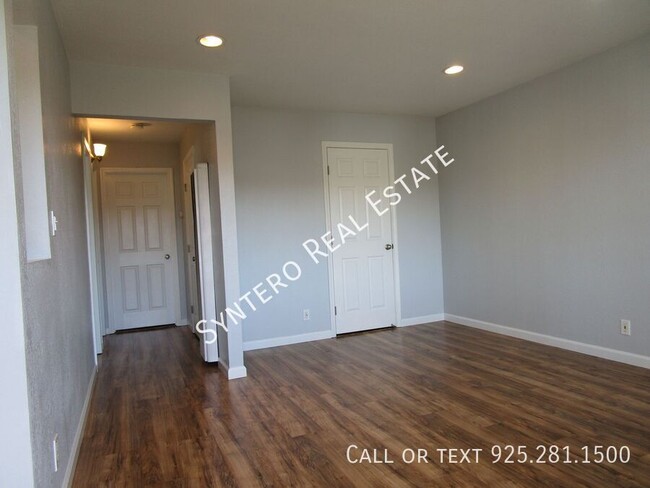 Building Photo - Upstairs 2 Bedroom/1 Bath Apartment with G...