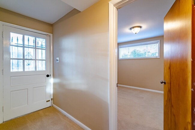 Building Photo - Gorgeous 4 Bed 3 Bath Brick Home In Serene Hollindale