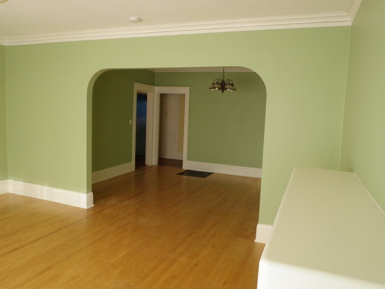 Building Photo - 5046 NE Mallory Ave