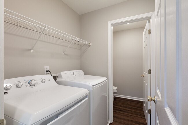 Building Photo - 3bd/2ba Duplex Unit w/ Garage in Ideal Loc...