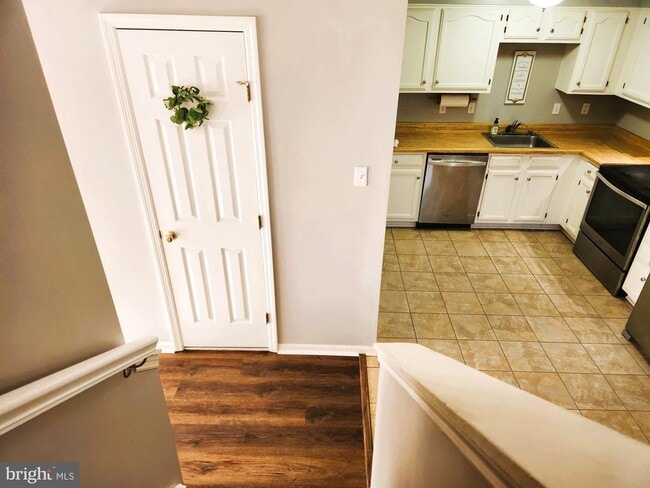 Building Photo - 557 Cascade Way