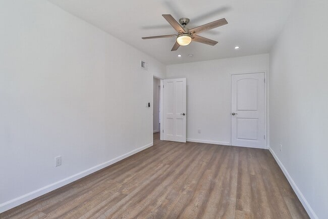 Building Photo - MOVE-IN READY 5BR w/pool + guest unit w/half bath!