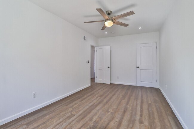 Building Photo - MOVE-IN READY 5BR w/pool + separate guest space w/half bath!