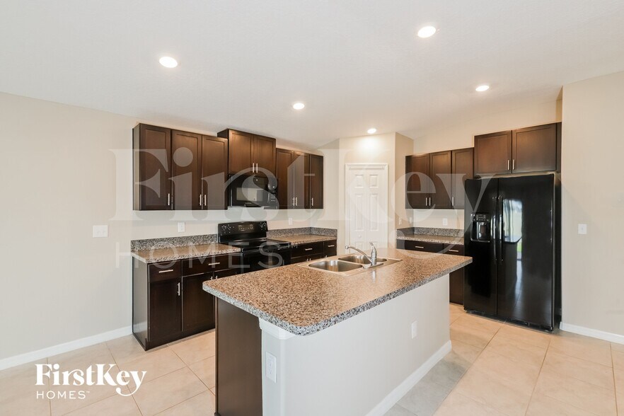 Building Photo - 10512 Strawberry Tetra Dr