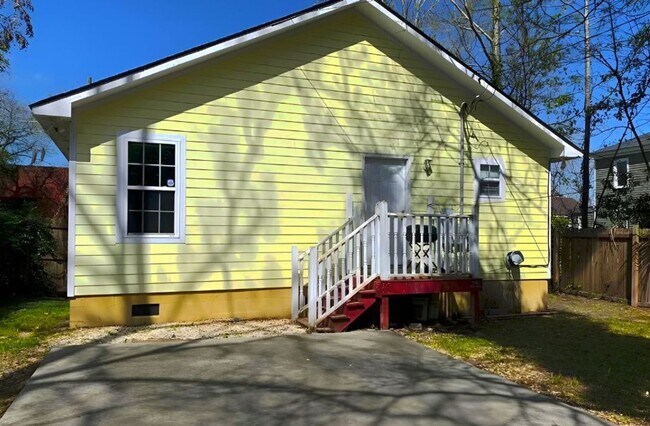 Building Photo - SCAD-Friendly 3BR Home Near Bus Route – Perfect for Roommates