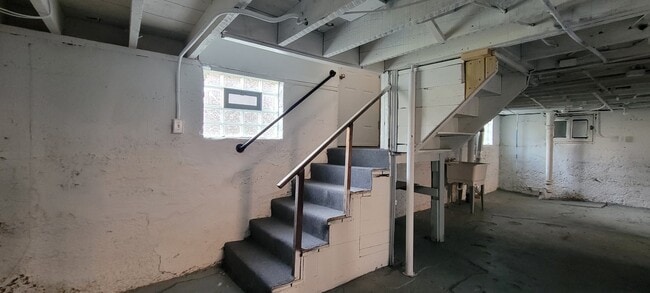 Building Photo - 68 E James St